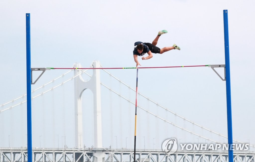 '광안대교를 배경으로'…부산 국제장대높이뛰기 대회