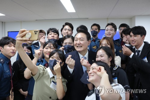 Yoon meets young police officers