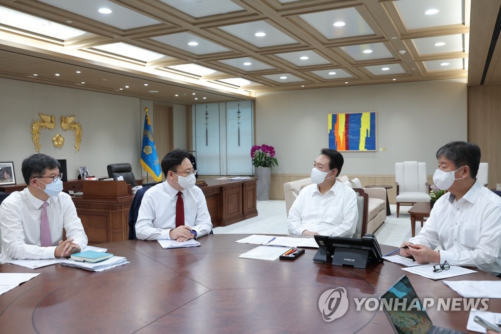 Yoon receives health, welfare policy briefing