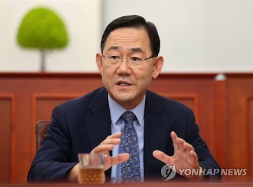 Le président du comité de direction d'urgence, Joo Ho-young, donne le 23 août 2022 une interview à l'agence de presse Yonhap. 