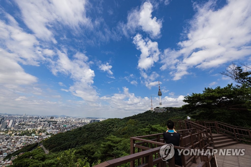 24일 오전 서울 남산 전망대에서 바라본 하늘이 가을을 알리는 듯 영롱한 파란색으로 가득 차 있다. [연합뉴스 자료사진]