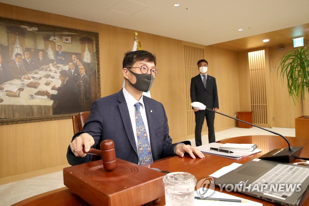 El gobernador del BOK, Rhee Chang-yong (centro, al fondo), preside una reunión del Comité de Política Monetaria, el 25 de agosto de 2022, en la sede del banco central, en Seúl. (Foto proporcionada por la oficina de Rhee. Prohibida su reventa y archivo)