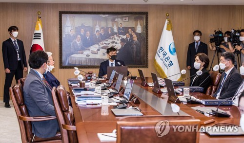 In this file photo, Bank of Korea Gov. Rhee Chang-yong (C) presides over a Monetary Policy Committee meeting at the central bank in Seoul on Aug. 25, 2022. The central bank raised its key rate by a quarter percentage point to 2.5 percent to suppress inflation expected to hit the highest level in more than two decades this year. (Pool photo) (Yonhap)