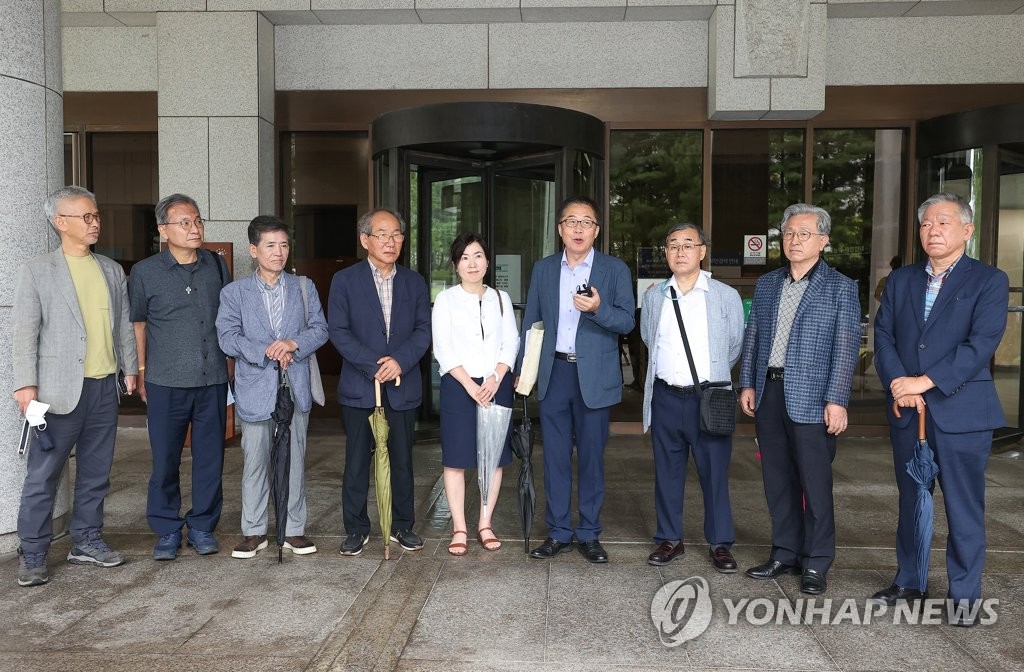 재판 마치고 입장 밝히는 긴급조치 9호 피해자들