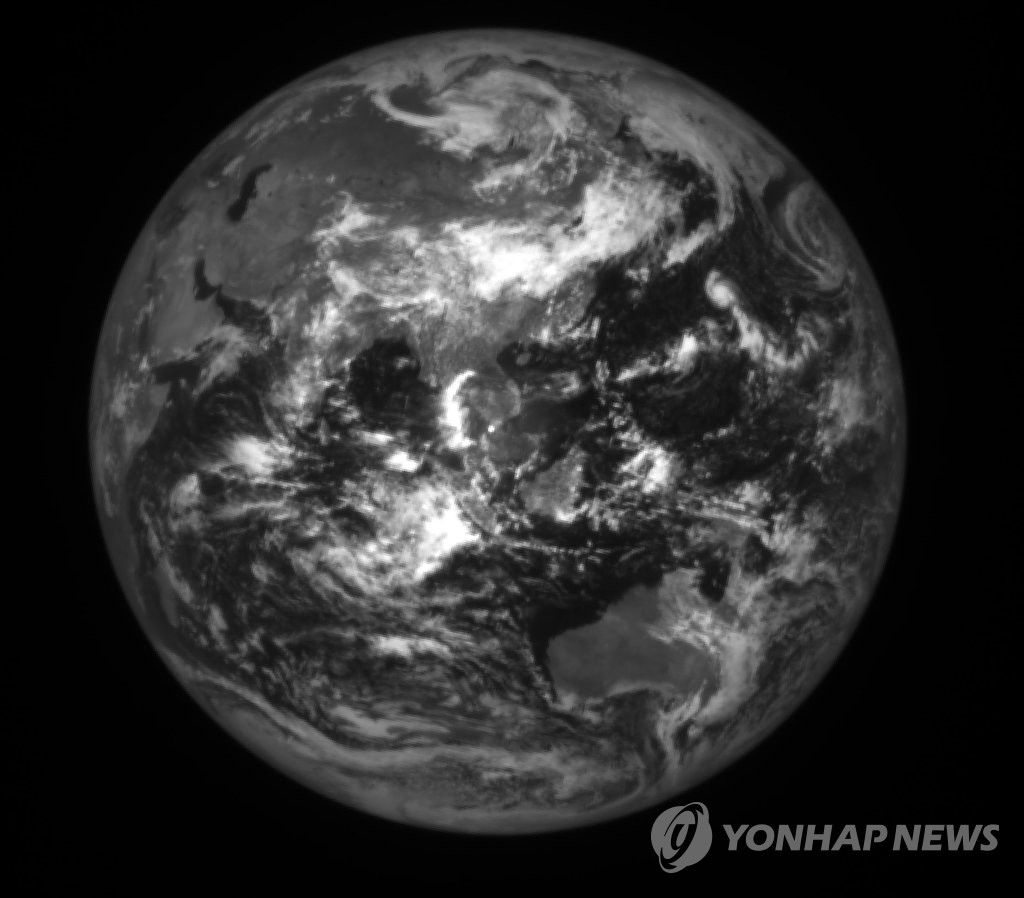 This photo, recently taken by a camera onboard South Korean lunar orbiter Danuri and provided by the Korea Aerospace Research Institute on Sept. 1, 2022, shows Earth. (PHOTO NOT FOR SALE) (Yonhap) 