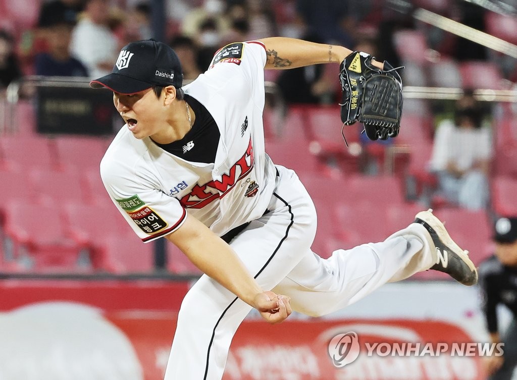 In this file photo from Sept. 1, 2022, Um Sang-back of the KT Wiz pitches against the LG Twins during the top of the sixth inning of a Korea Baseball Organization regular season game at KT Wiz Park in Suwon, about 35 kilometers south of Seoul. (Yonhap)