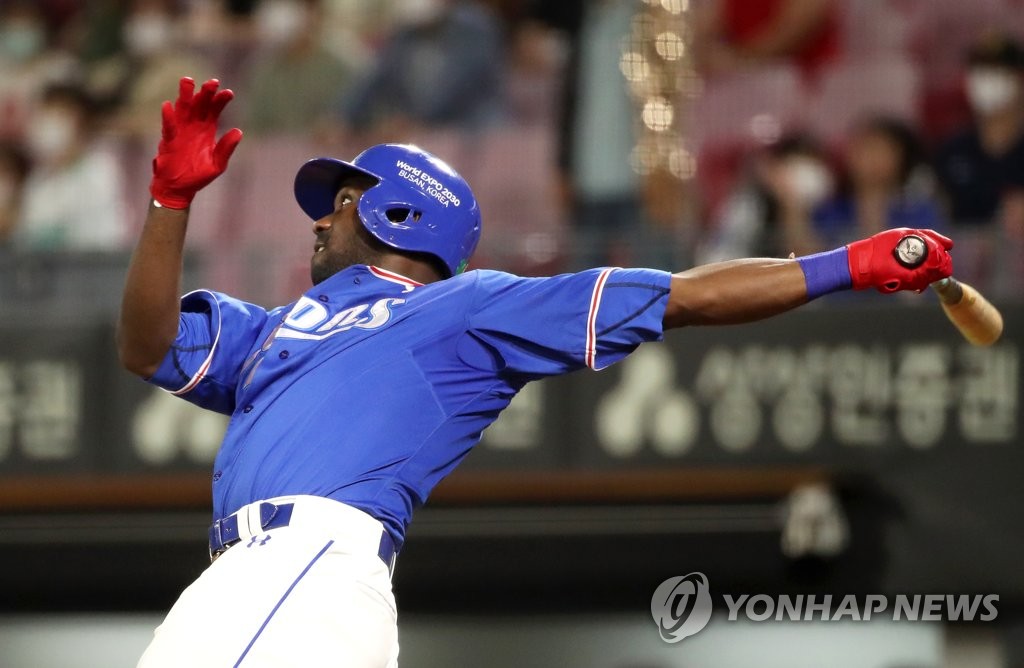 In this file photo from Sept. 1, 2022, Jose Pirela of the Samsung Lions hits an RBI double against the Kia Tigers during the top of the eighth inning of a Korea Baseball Organization regular season game at Gwangju-Kia Champions Field in Gwangju, some 270 kilometers south of Seoul. (Yonhap)