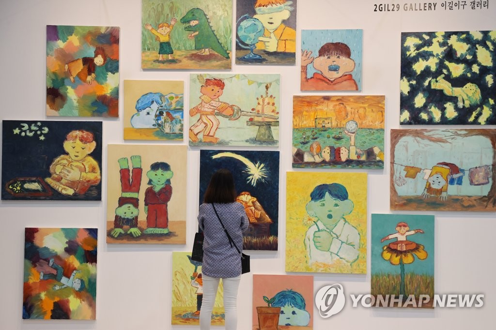 A visitor looks at displays at the Korea International Art Fair (KIAF) Seoul 2022, the country's largest art fair, at COEX in Seoul on Sept. 2, 2022. (Yonhap)