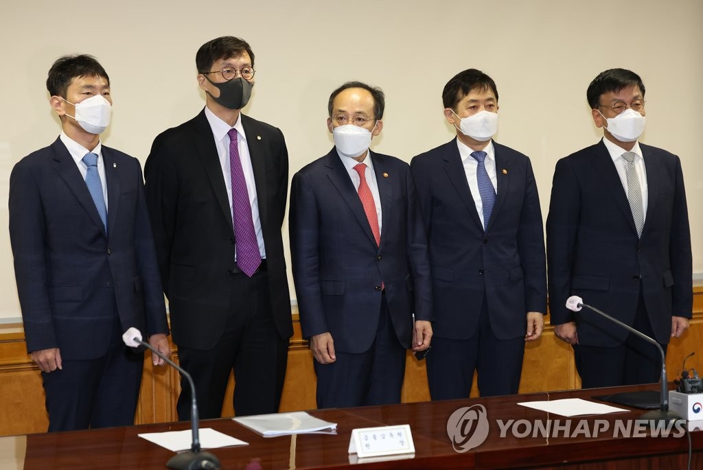 This photo, taken Sept. 5, 2022, shows Finance Minister Choo Kyung-ho (C) posing for a photo with Lee Bok-hyun (L), chief of the Financial Supervisory Service; Bank of Korea Gov. Rhee Chang-yong (2nd from L); Kim Joo-hyun (2nd from R), chair of the Financial Services Commission; and Choi Sang-mok (R), senior presidential secretary for economic affairs, ahead of their meeting on the economy. (Yonhap)