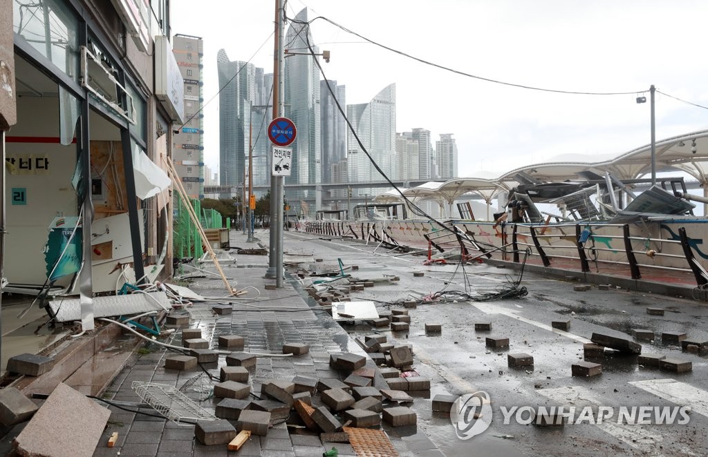 Un parque junto al mar de Busan está devastado, el 6 de septiembre de 2022, después de que el tifón Hinnamnor azotara la ciudad.