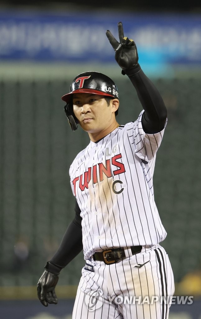 In this file photo from Sept. 6, 2022, Oh Ji-hwan of the LG Twins celebrates his RBI single against the SSG Landers during the bottom of the eighth inning of a Korea Baseball Organization regular season game at Jamsil Baseball Stadium in Seoul. (Yonhap)