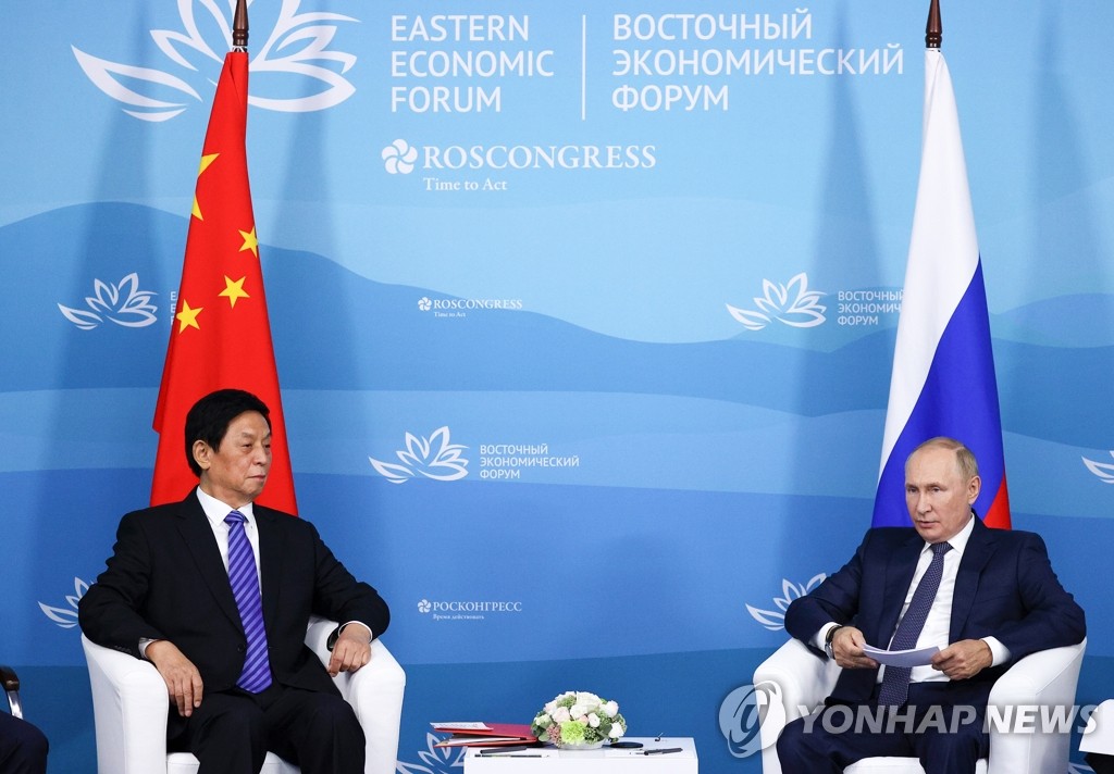 리잔수 中 전인대 상무위원장과 회담하는 푸틴 대통령