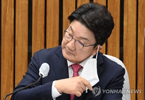 The ruling People Power Party's floor leader Kweon Seong-dong takes off his face mask during a party meeting at the National Assembly in western Seoul on Sept. 8, 2022. (Pool photo) (Yonhap)