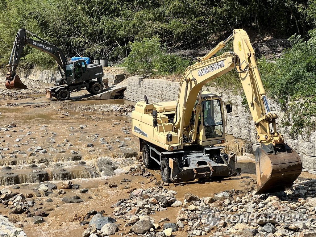 지난 8일 포항 도로 복구하는 해군 59전대