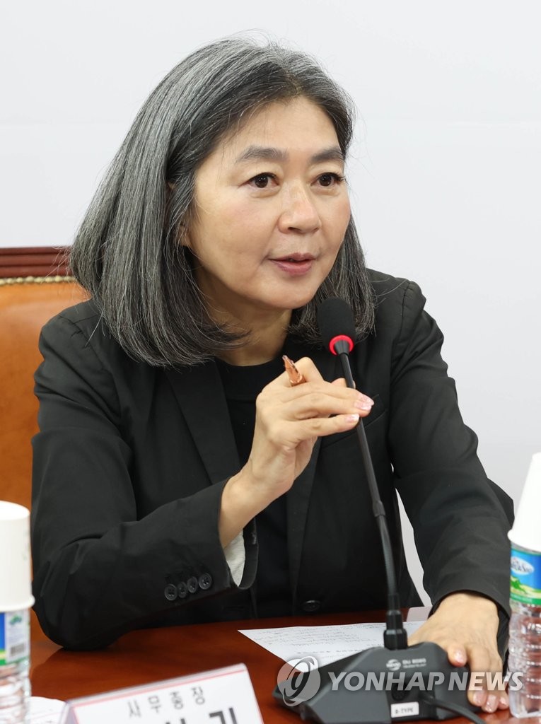 비대위에서 발언하는 김행