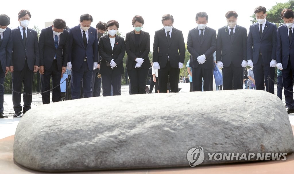 盧氏の墓地を参拝する党執行部の一行＝１４日、金海（聯合ニュース）