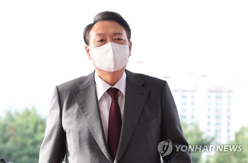 President Yoon Suk-yeol arrives for work at the presidential office in Seoul on Sept. 15, 2022. (Yonhap)