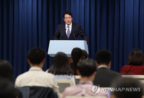 Deputy national security adviser Kim Tae-hyo briefs reporters on President Yoon Suk-yeol's upcoming trip to Britain, the United States and Canada, at the presidential office in Seoul on Sept. 15, 2022. (Yonhap)