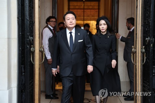 엘리자베스 2세 여왕 장례식 향하는 윤석열 대통령 내외