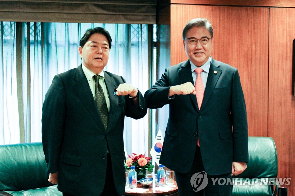 ニューヨークで会談した韓日外相＝１９日、ニューヨーク（聯合ニュース）