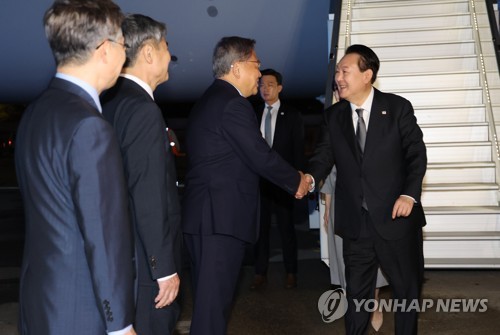 President Yoon Suk-yeol (R) shakes hands with Foreign Minister Park Jin (2nd from R) as he arrives at John F. Kennedy International Airport in New York on Sept. 19, 2022. (Yonhap)