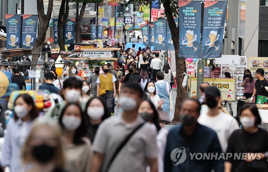 ソウルの繁華街・明洞でマスクをして歩く人たち（資料写真）＝（聯合ニュース）