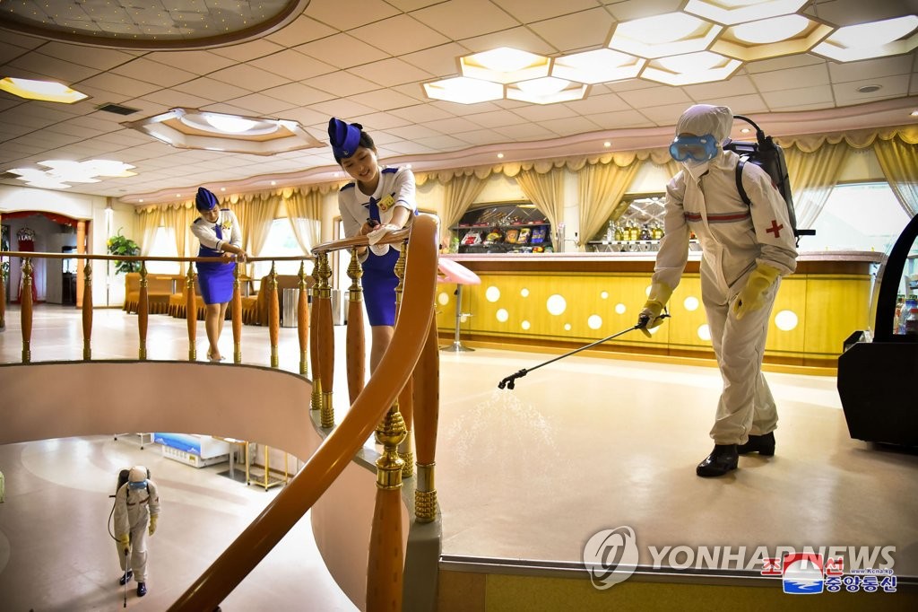 대동강호 식당 소독하는 북한 종업원들
