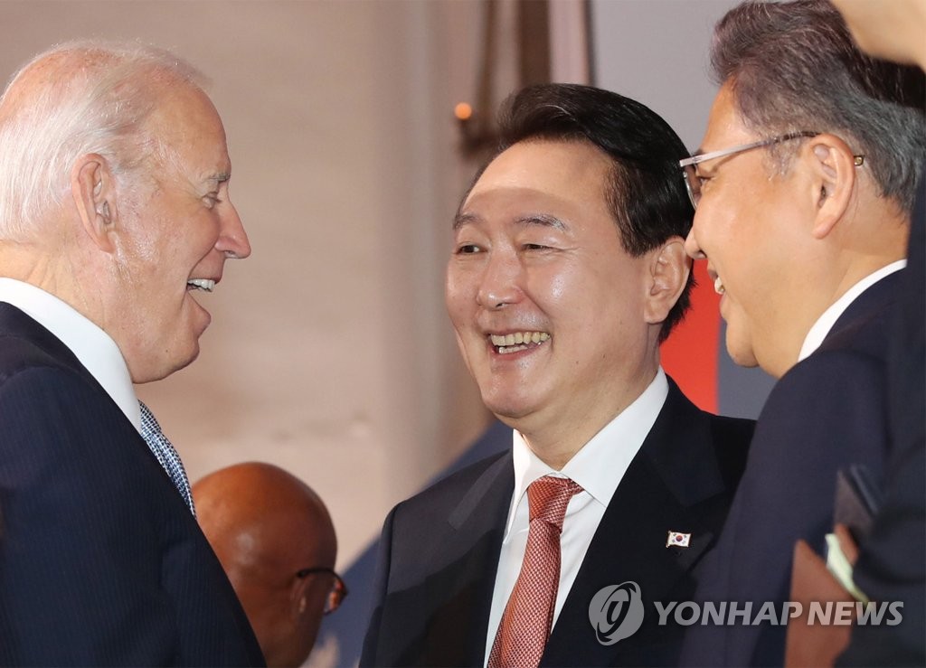 El presidente surcoreano, Yoon Suk-yeol (centro), habla con su homólogo estadounidense, Joe Biden (izda.), durante la 7ª Conferencia de Reabastecimiento del Fondo Mundial de Lucha contra el SIDA, la Tuberculosis y la Malaria, celebrada, el 21 de septiembre de 2022 (hora local), en Nueva York. También en la imagen se muestra al ministro de Asuntos Exteriores surcoreano, Park Jin (dcha.).