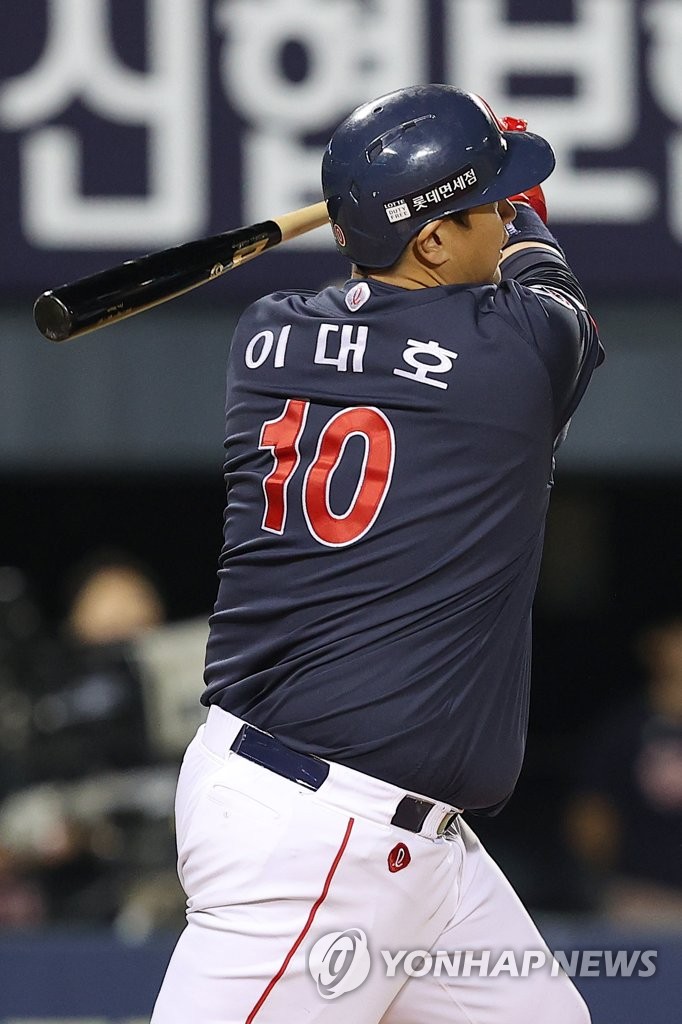 Lee Dae-ho of the Lotte Giants hits a single against the LG Twins during the top of the ninth inning of a Korea Baseball Organization regular season game at Jamsil Baseball Stadium in Seoul on Sept. 22, 2022. (Yonhap)