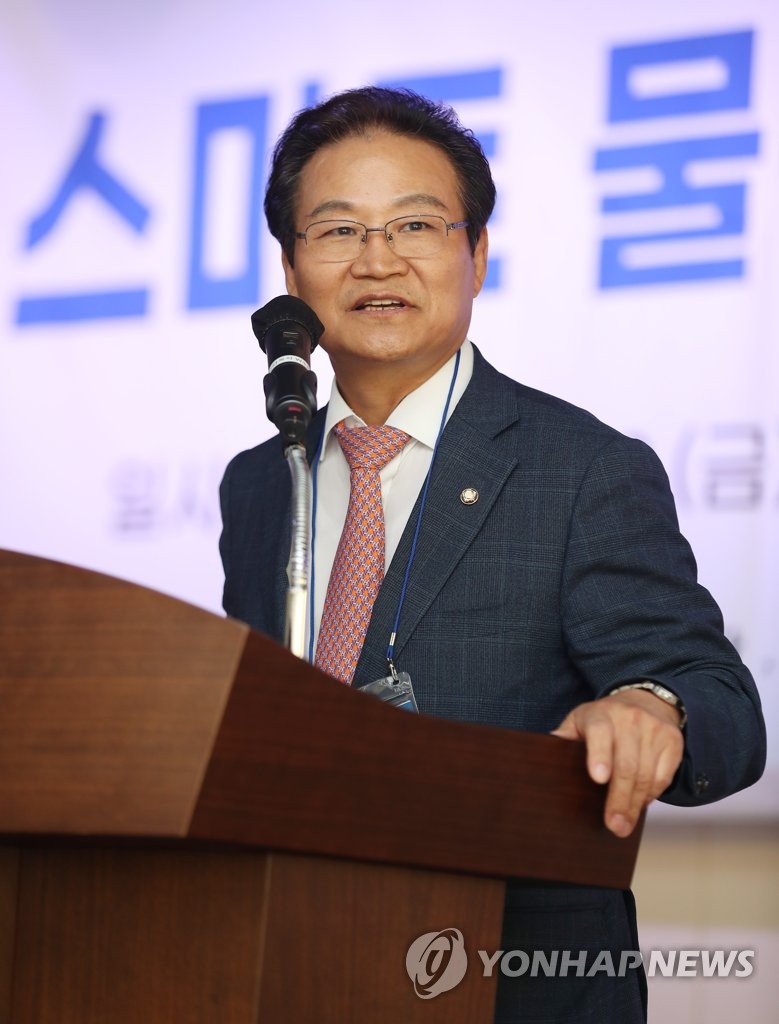스마트 물산업 토론회 개회사 하는 김용판 의원