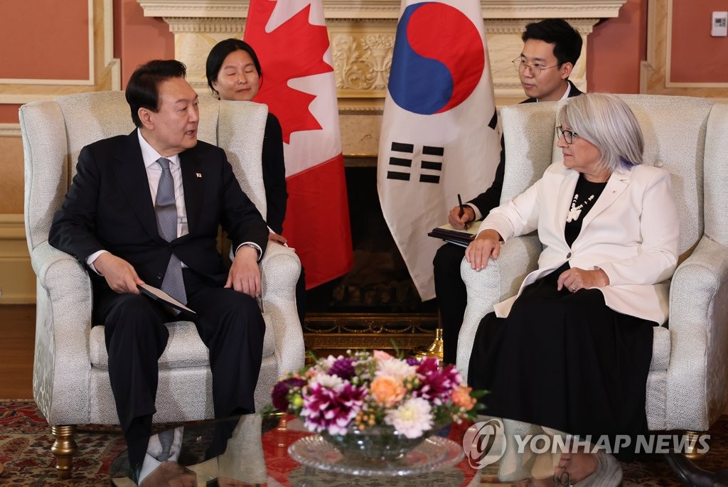 메리 사이먼 캐나다 총독과 환담하는 윤석열 대통령