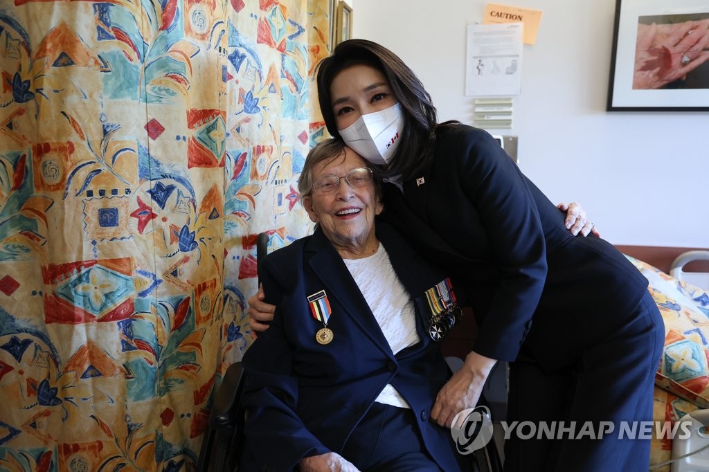캐나다 참전용사 병원 방문한 김건희 여사