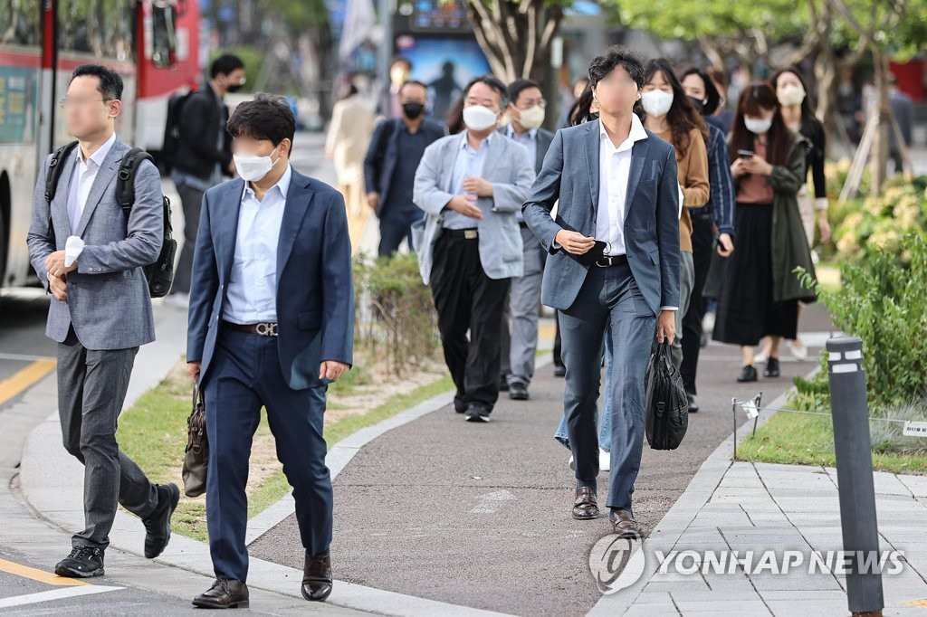 韓国で２６日、新型コロナウイルス対策の屋外でのマスク着用義務が約１年５カ月ぶりに全面解除された＝２６日、ソウル（聯合ニュース）