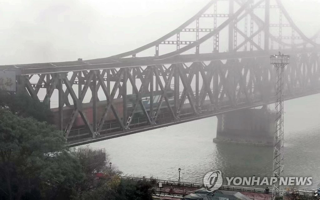 中国・丹東から北朝鮮・新義州に向かう貨物列車＝２６日、丹東（聯合ニュース）