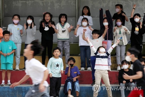 실외마스크 착용 의무 해제…마스크 벗은 초등학생들 