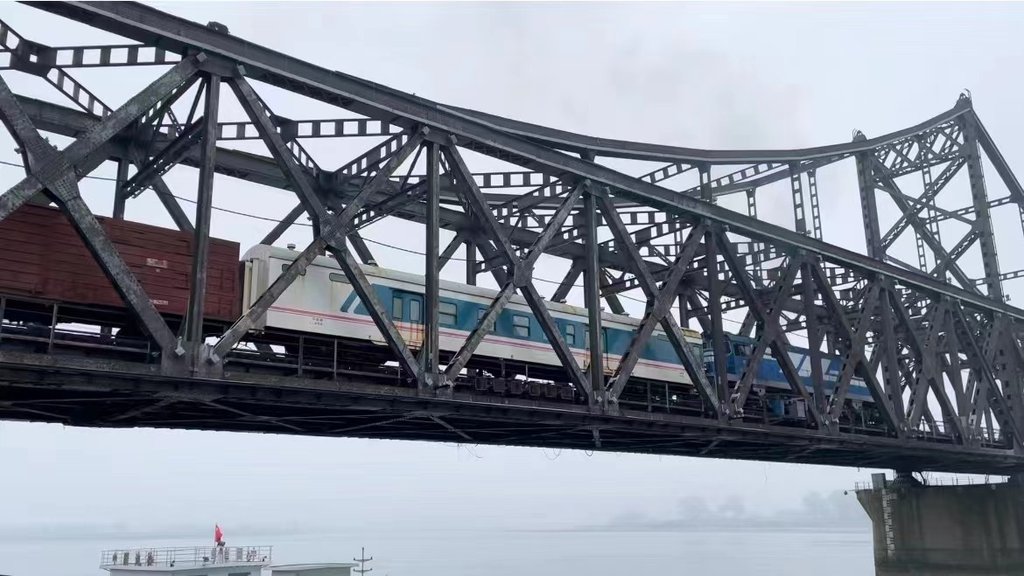 A cargo train crosses the Sino-Korean Friendship Bridge over the Amnok River from the Chinese border city of Dandong toward North Korea's border city of Sinuiju at 7:43 a.m. on Sept. 27, 2022. (Yonhap)