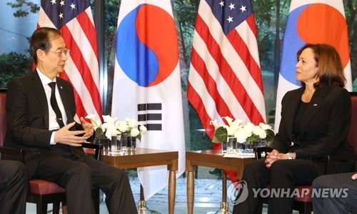 South Korean Prime Minister Han Duck-soo (L) holds talks with U.S. Vice President Kamala Harris at a Tokyo hotel on Sept. 27, 2022. Han and Harris are in the Japanese capital to attend the state funeral for former Japanese Prime Minister Shinzo Abe. (Yonhap)