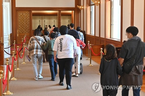 휴관일에 청와대 찾은 서울맹학교 학생들…영빈관 음악회도 참여
