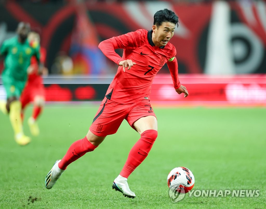 Son Heung-min of South Korea dribbles the ball against Cameroon in the teams' men's football friendly match at Seoul World Cup Stadium in Seoul on Sept. 27, 2022. (Yonhap)