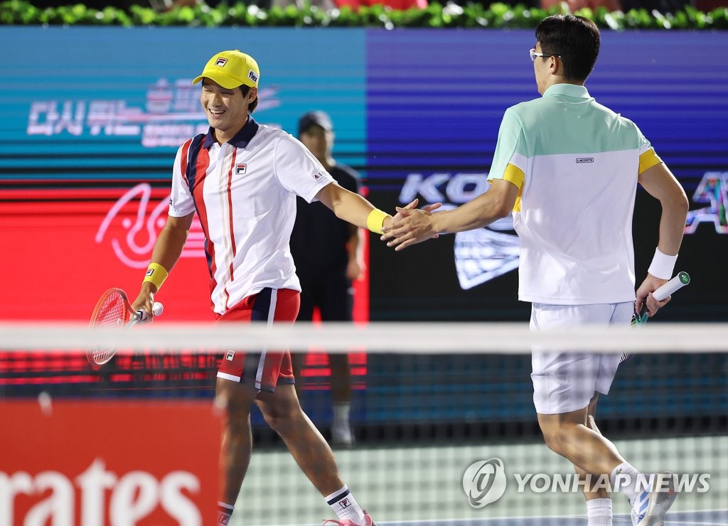 South Korean tennis players Kwon Soon-woo (L) and Chung Hyeon celebrate a point against Hans Hach Verdugo of Mexico and Treat Huey of the Philippines during their men's doubles first round match at the ATP Eugene Korea Open at Olympic Park Tennis Center in Seoul on Sept. 28, 2022. (Yonhap)