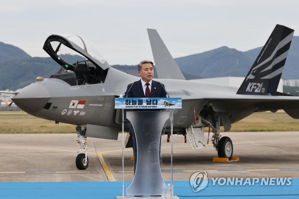 Defense Minister Lee Jong-sup delivers a speech at a ceremony to celebrate the successful first flight of South Korea's indigenous fighter jet KF-21 on the runway of the Air Force's 3rd Flying Training Wing in Sacheon, about 300 kilometers south of Seoul, on Sept. 28, 2022, in this photo provided by the Defense Daily. (PHOTO NOT FOR SALE) (Yonhap)