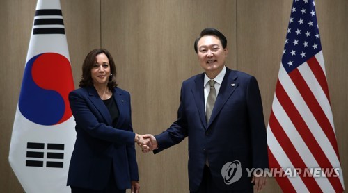 South Korean President Yoon Suk-yeol (R) and U.S. Vice President Kamala Harris pose for a photo before sitting down for talks at the presidential office in Seoul on Sept. 29, 2022. (Pool photo) (Yonhap)