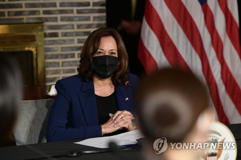 U.S. Vice President Kamala Harris meets with South Korean women leaders at the residence of the U.S. ambassador in Seoul on Sept. 29, 2022. (Pool photo) (Yonhap)