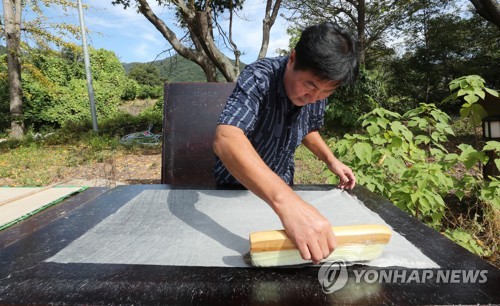 Maestro especialista en papel coreano hecho a mano
