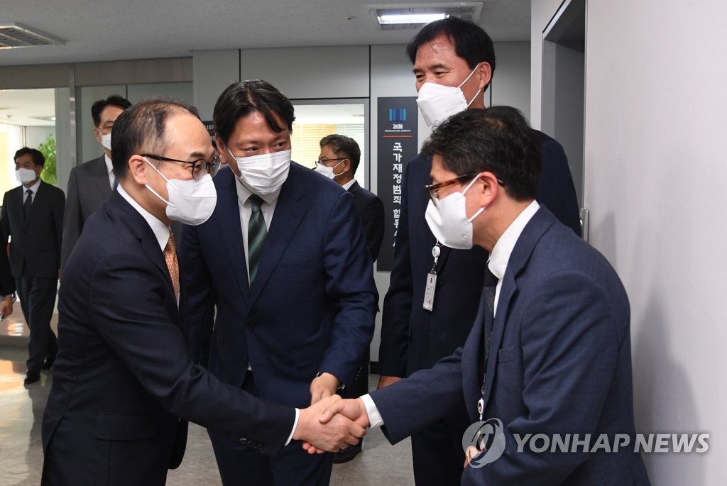 '국가재정범죄' 합동수사단 관계자들과 인사하는 이원석 검찰총장