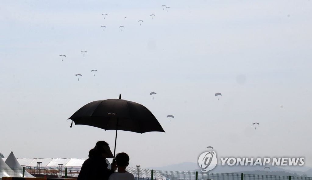 People watch troops staging a parachute jump for a ceremony to mark Armed Forces Day held at the Gyeryongdae military headquarters, 160 kilometers south of Seoul, on Oct. 1, 2022. (Yonhap)