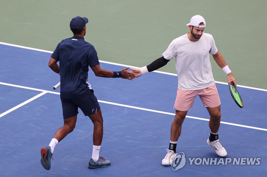 Raven Klaasen of South Africa (L) and Nathaniel Lammons of the United States celebrate a point against Nicolas Barrientos of Colombia and Miguel Angel Reyes-Varela of Mexico during the men's doubles final at the ATP Eugene Korea Open at Olympic Park Tennis Center in Seoul on Oct. 2, 2022. (Yonhap)