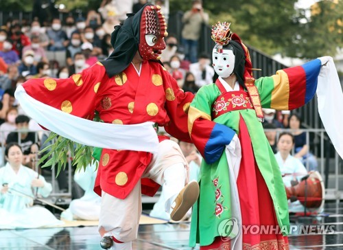 伝統舞踊の祭典が３年ぶり開催