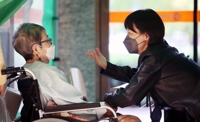 '그리웠던 엄마 손'…요양병원 면회 재개에 전국서 행복한 만남