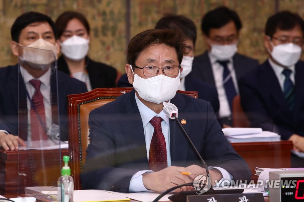 Le ministre de la Culture, du Sport et du Tourisme Park Bo-gyoon répond le mercredi 5 octobre 2022 aux députés lors d'un audit parlementaire à l'Assemblée nationale à Séoul. (Pool photo)